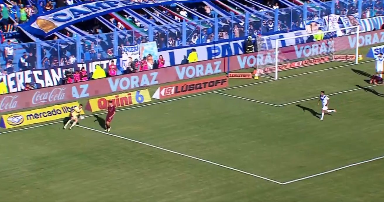 Nahuel Losada tomó la pelota fuera del área en el partido Vélez-Lanús