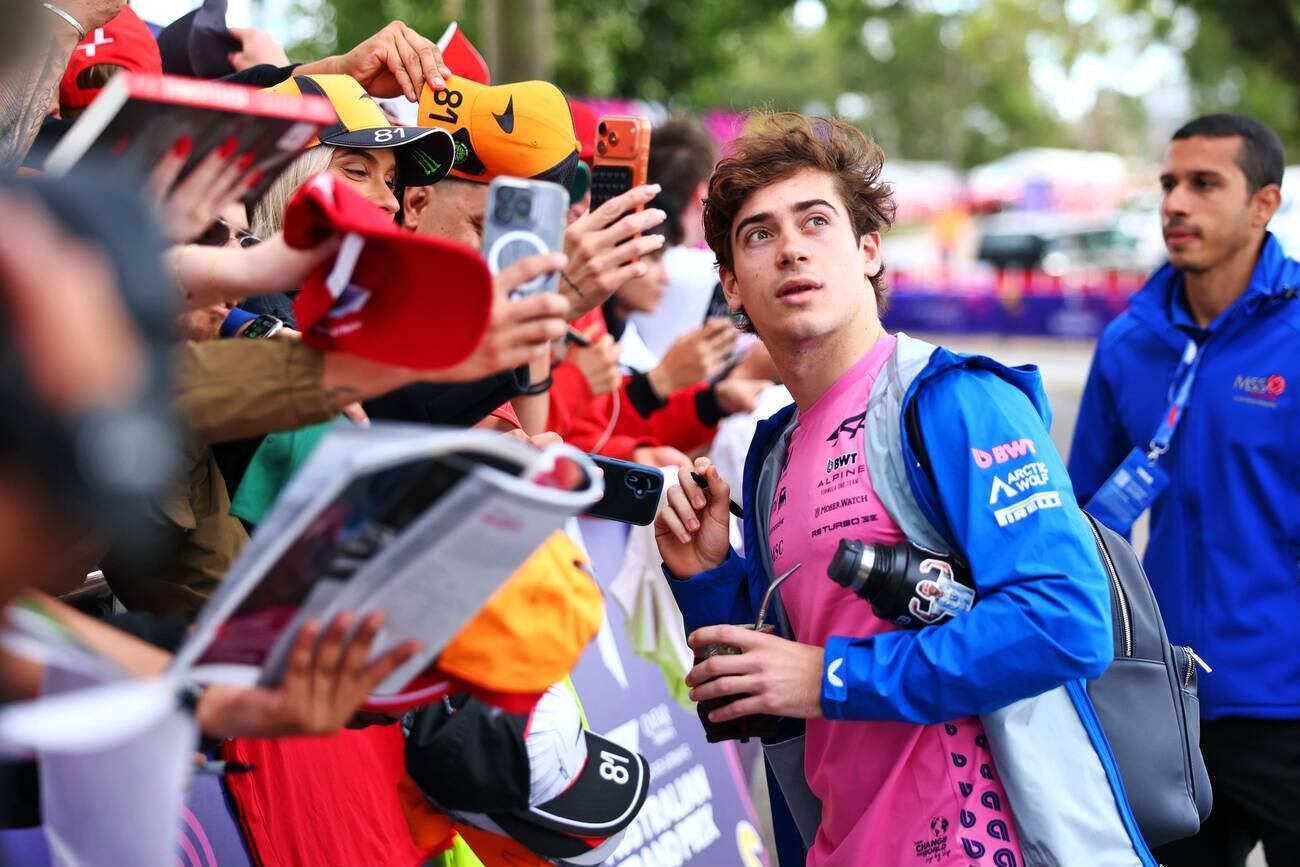 Franco Colapinto junto a sus fanáticos en Australia, una postal repetida en cada circuito donde corre la F1 (Crédito: Gentileza Lucho Yoma / @LucianoYoma)