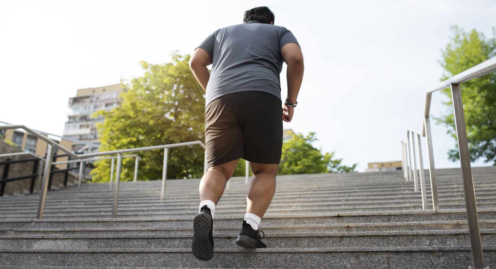 La disbiosis intestinal en la obesidad favorece la entrada de bacterias y potencia el riesgo de varios tipos de cáncer a través de inflamación crónica. (Freepik)