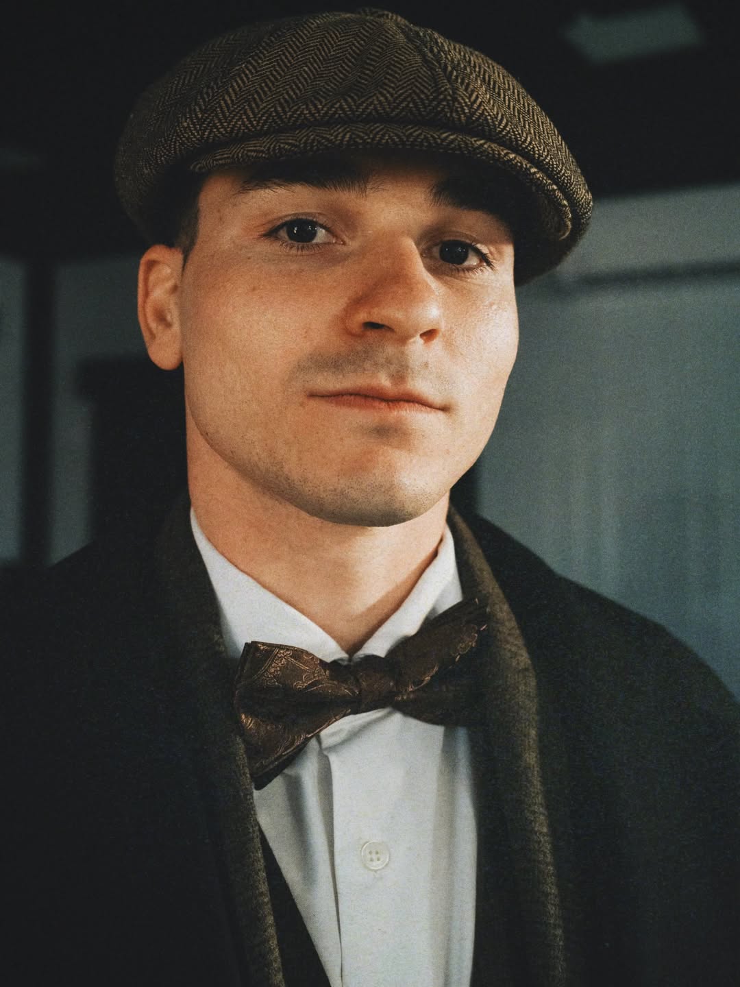 Julián Álvarez, con un atuendo inspirado en la época en la que tanscurre la historia (@Chenetflix)