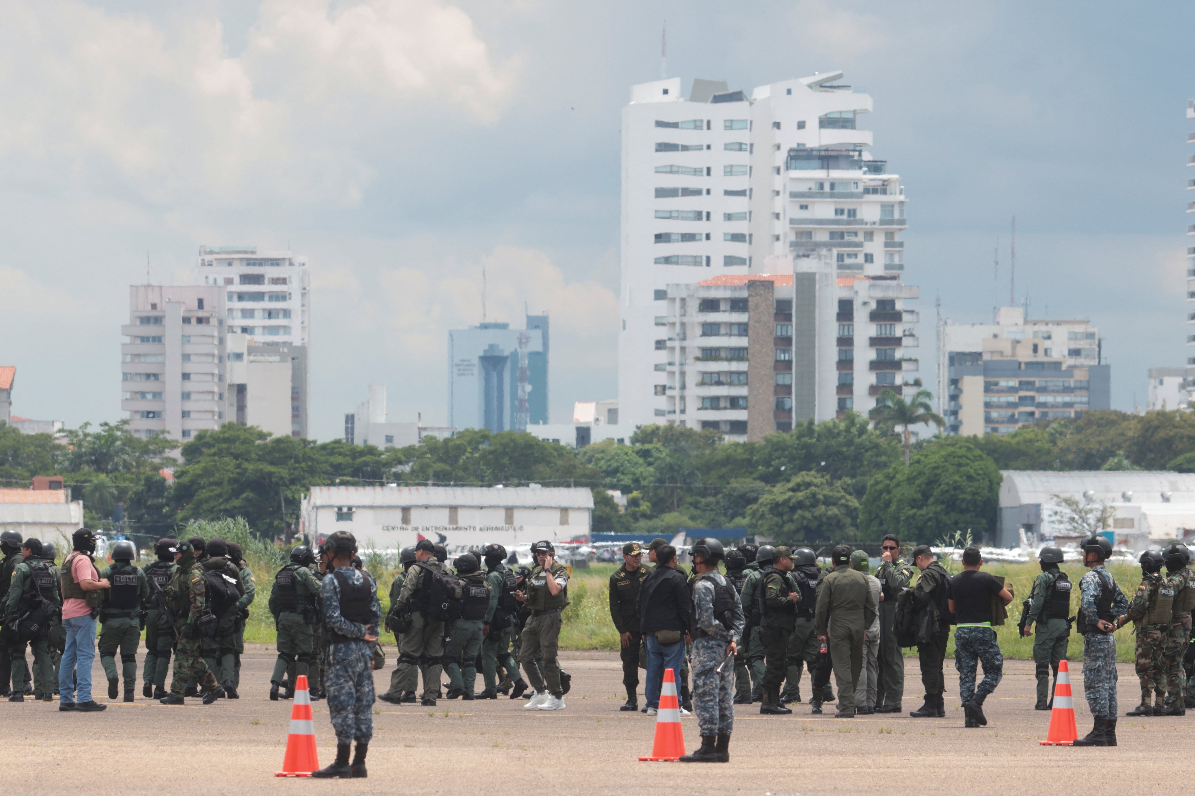 Agentes de seguridad bolivianos arriban a una brigada aérea en medio de los operativos tras el arresto de Sebastián Marset. Santa Cruz de la Sierra, Bolivia. 13 de marzo de 2026. REUTERS/Ipa Ibanez