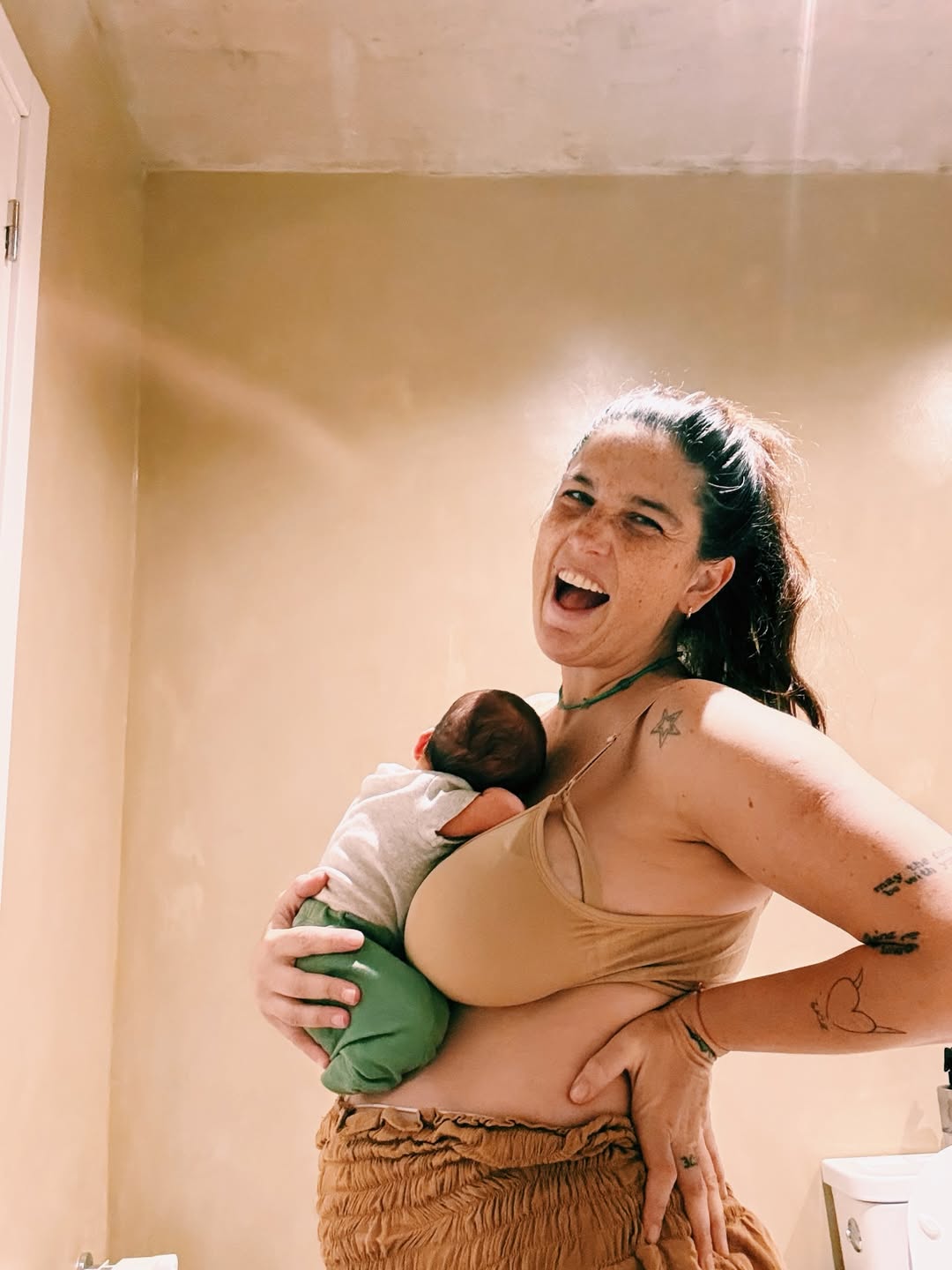 La actriz reconoció un aumento de peso significativo durante el embarazo y compartió que aún no puede volver a usar su ropa habitual