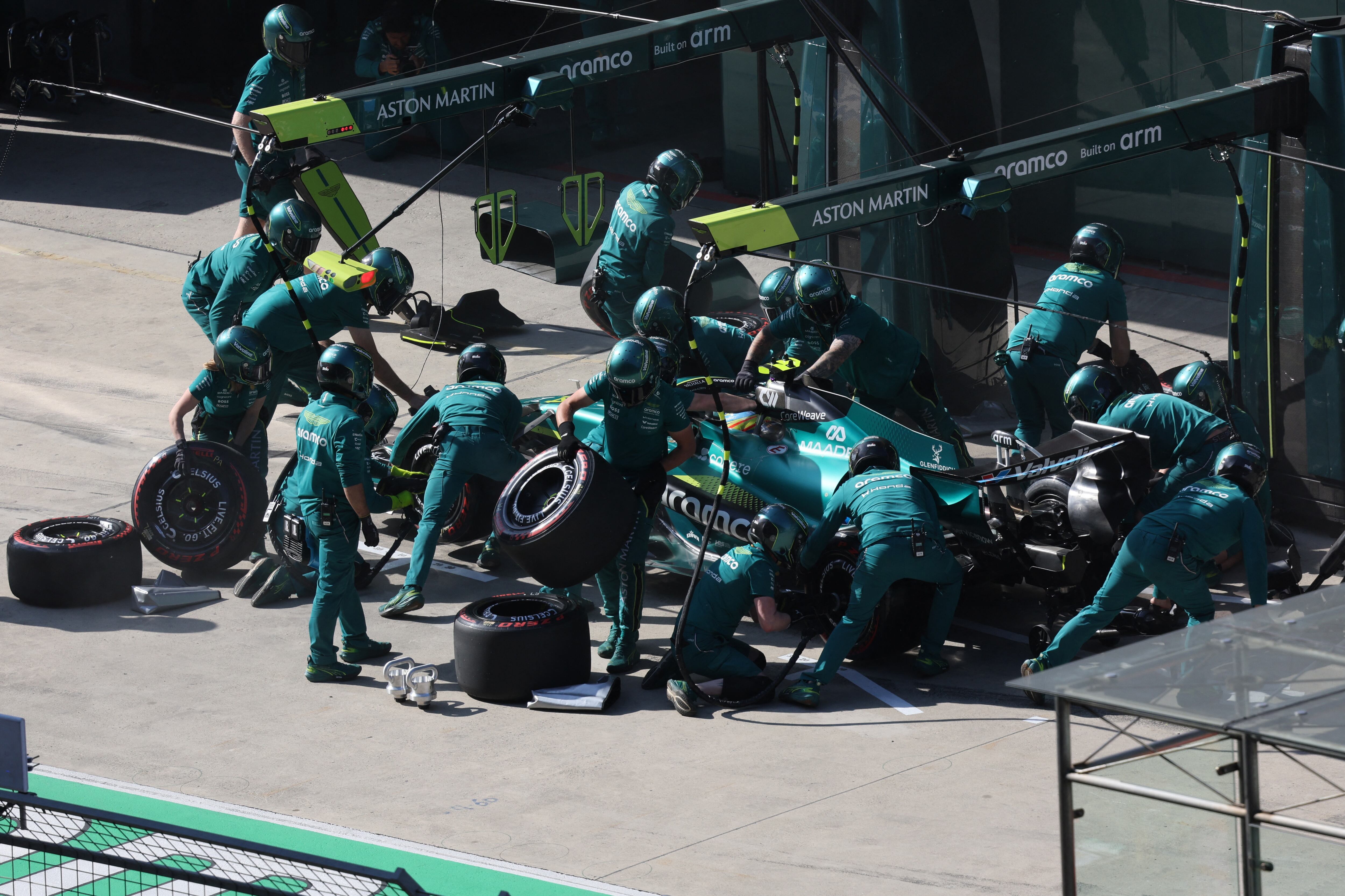 Aston Martin volvió a dejar una preocupante imagen en la F1: Stroll abandonó en la vuelta nueve y Alonso, en la 33 (REUTERS/Go Nakamura)