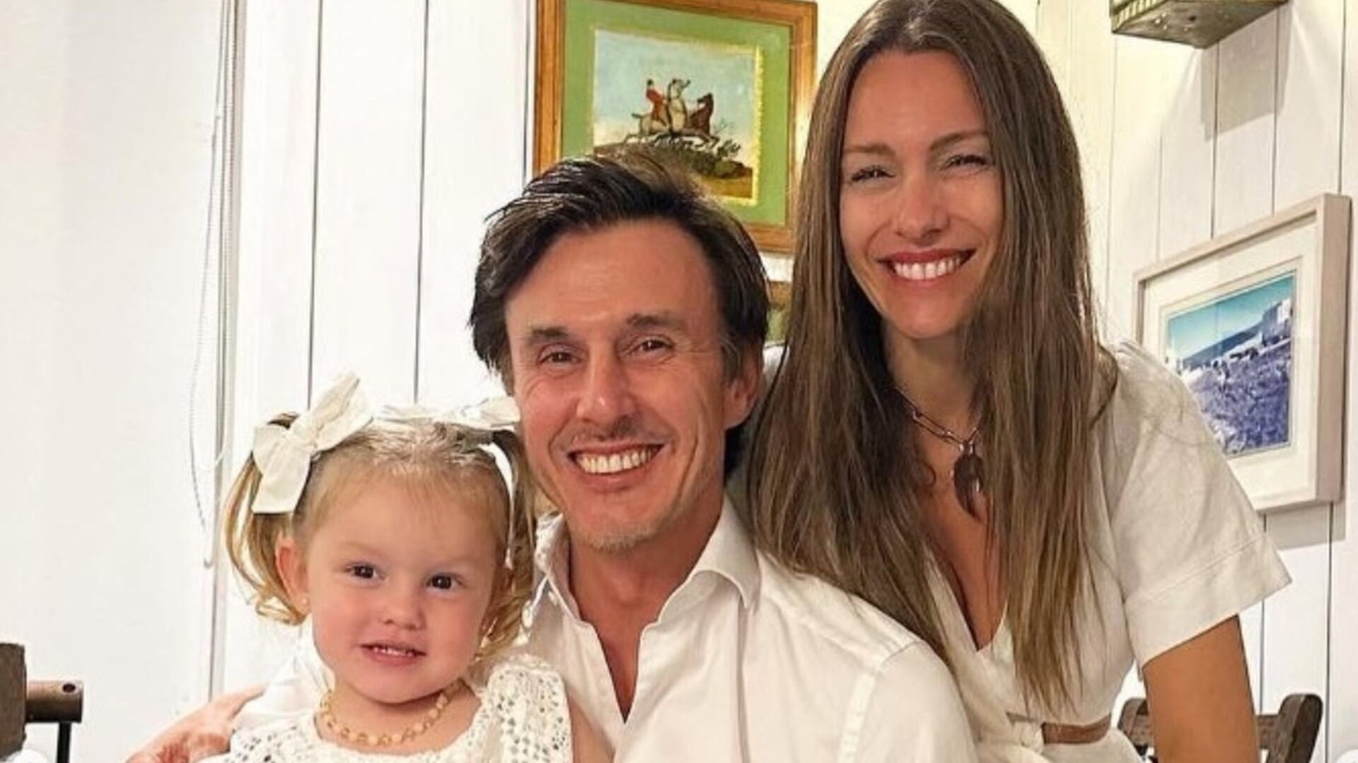 El primer día de clase de Anita García Moritán junto a sus padres, Pampita y Roberto (Instagram)
