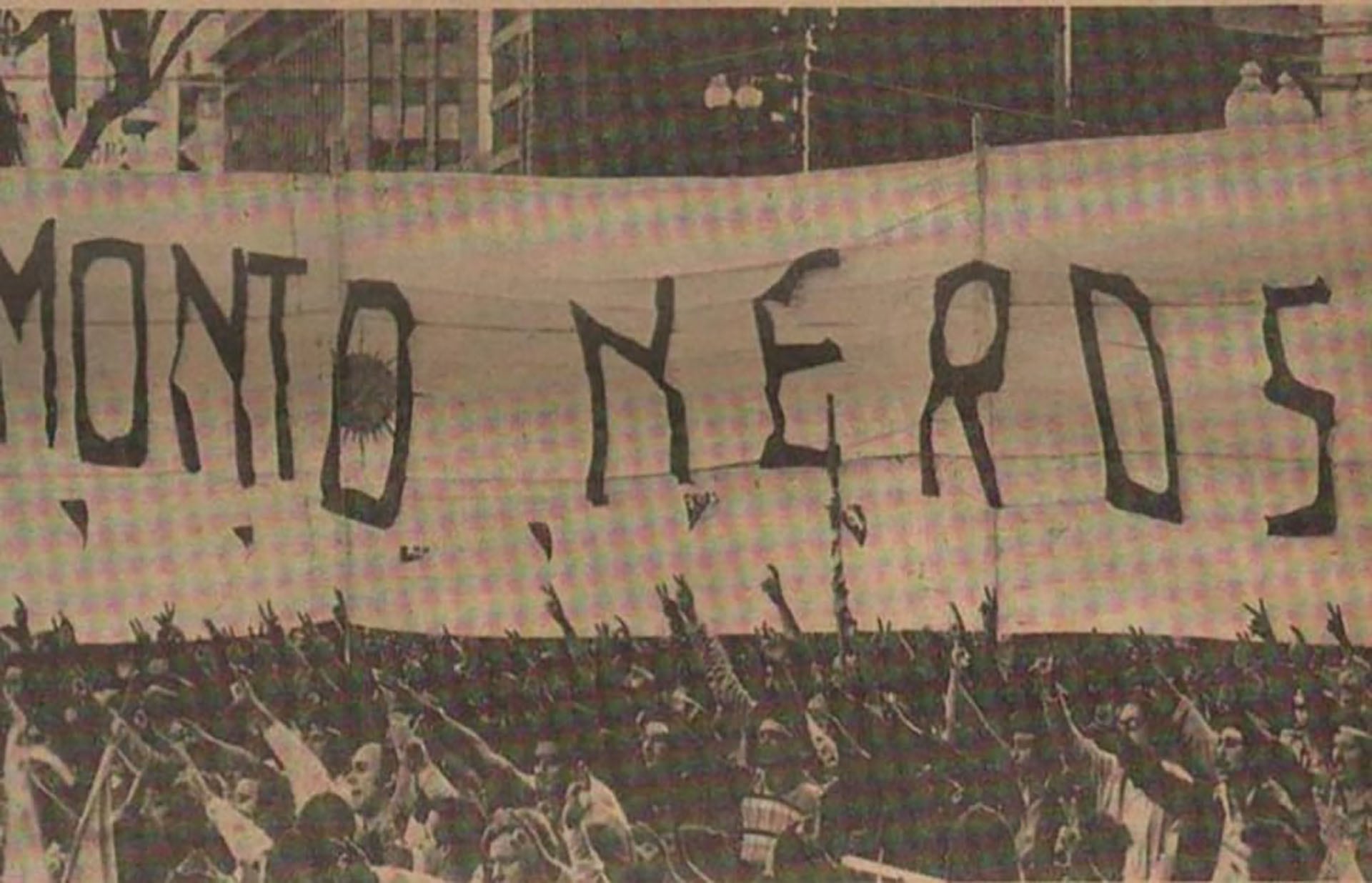 La bandera de Montoneros que la hinchada de Huracán desplegó en cancha de Estudiantes en plena dictadura