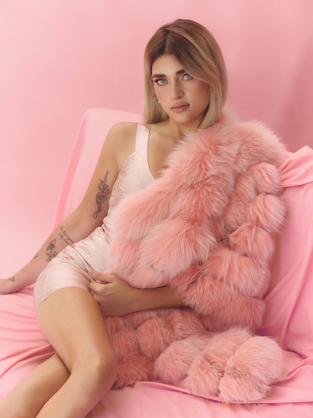 Marta Fort eligió el rosa para sus fotos luego de cumplir 22 años