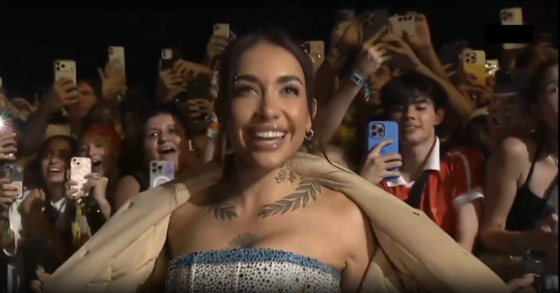 María Becerra fue convertida en la “Juno girl” argentina de la noche ante una ovación multitudinaria durante el espectáculo pop en Buenos Aires