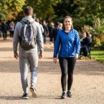 La tendencia de caminar hacia atrás: cuáles son los beneficios poco conocidos y por qué es recomendado por expertos