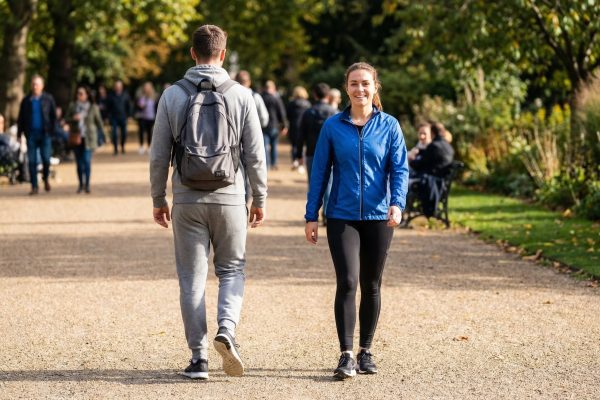 La tendencia de caminar hacia atrás: cuáles son los beneficios poco conocidos y por qué es recomendado por expertos