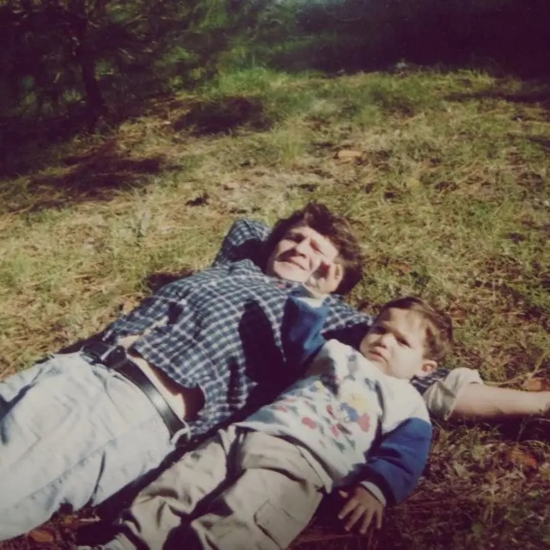 La imagen que subió Alan Lez junto a su papá, cuando era un niño