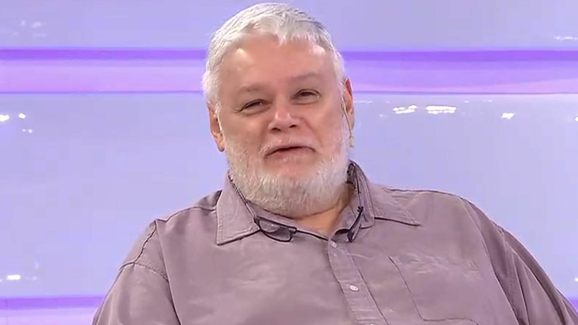 Tras su salida de Crónica TV en 2000, Claudio Orellano se enfocó en la locución profesional, siendo voz institucional de Intrusos y de Boca Juniors