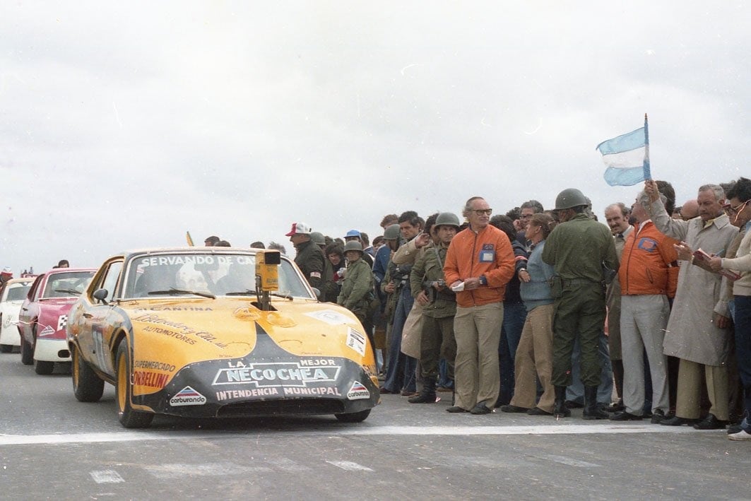Juan Occhionero con el Chevrolet ex 7 de Oro de Roberto Mouras y los militares junto al público (Gentileza Alejandro de Brito)