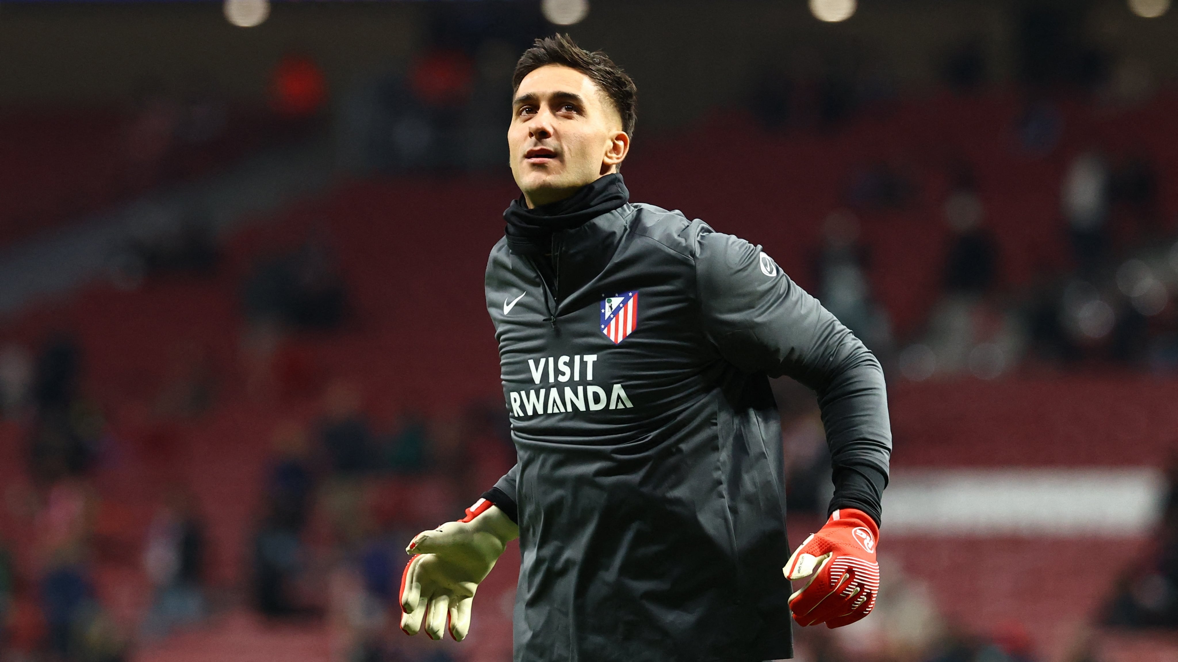 El portero del Atlético de Madrid, Juan Musso, pelea por un lugar con Walter Benítez (REUTERS/Susana Vera)