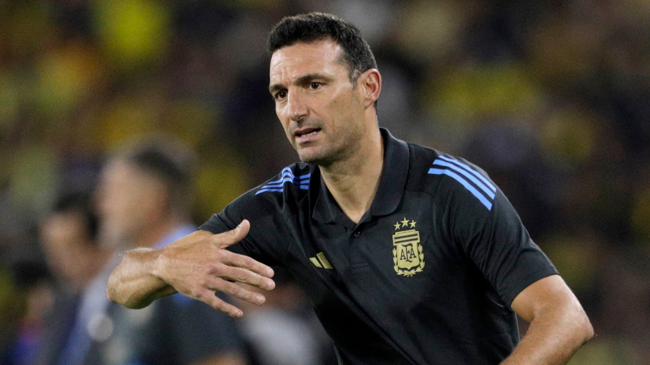 Scaloni sigue con su método: llena cuadernos con la lista y arma posibles equipos con las variantes que le ofrecen los jugadores