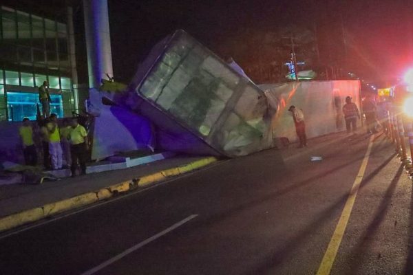 Las autoridades de El Salvador coordinan pruebas antidoping para conductor de rastra accidentada este viernes en Los Próceres