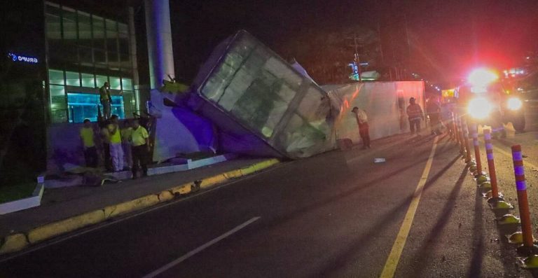 Las autoridades de El Salvador coordinan pruebas antidoping para conductor de rastra accidentada este viernes en Los Próceres