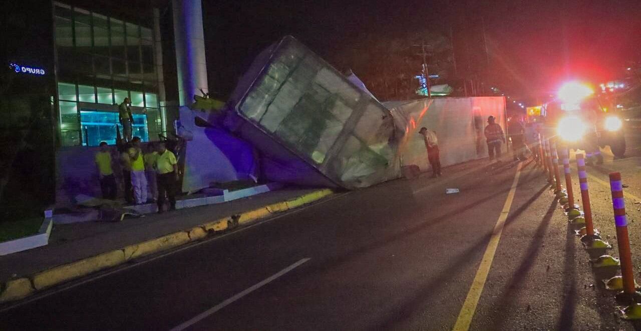 Las autoridades de El Salvador coordinan pruebas antidoping para conductor de rastra accidentada este viernes en Los Próceres