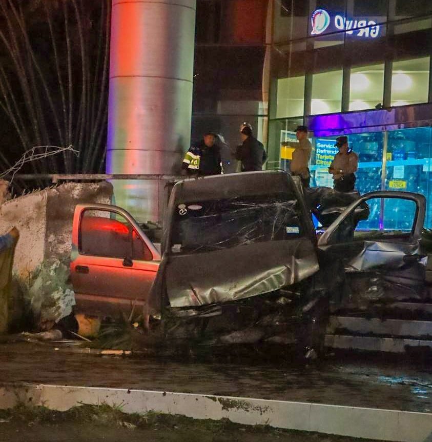 El accidente en bulevar Los Próceres involucra una rastra y un pickup, dejando una persona fallecida y dos lesionados, según autoridades de El Salvador./(Noticiero El Salvador)