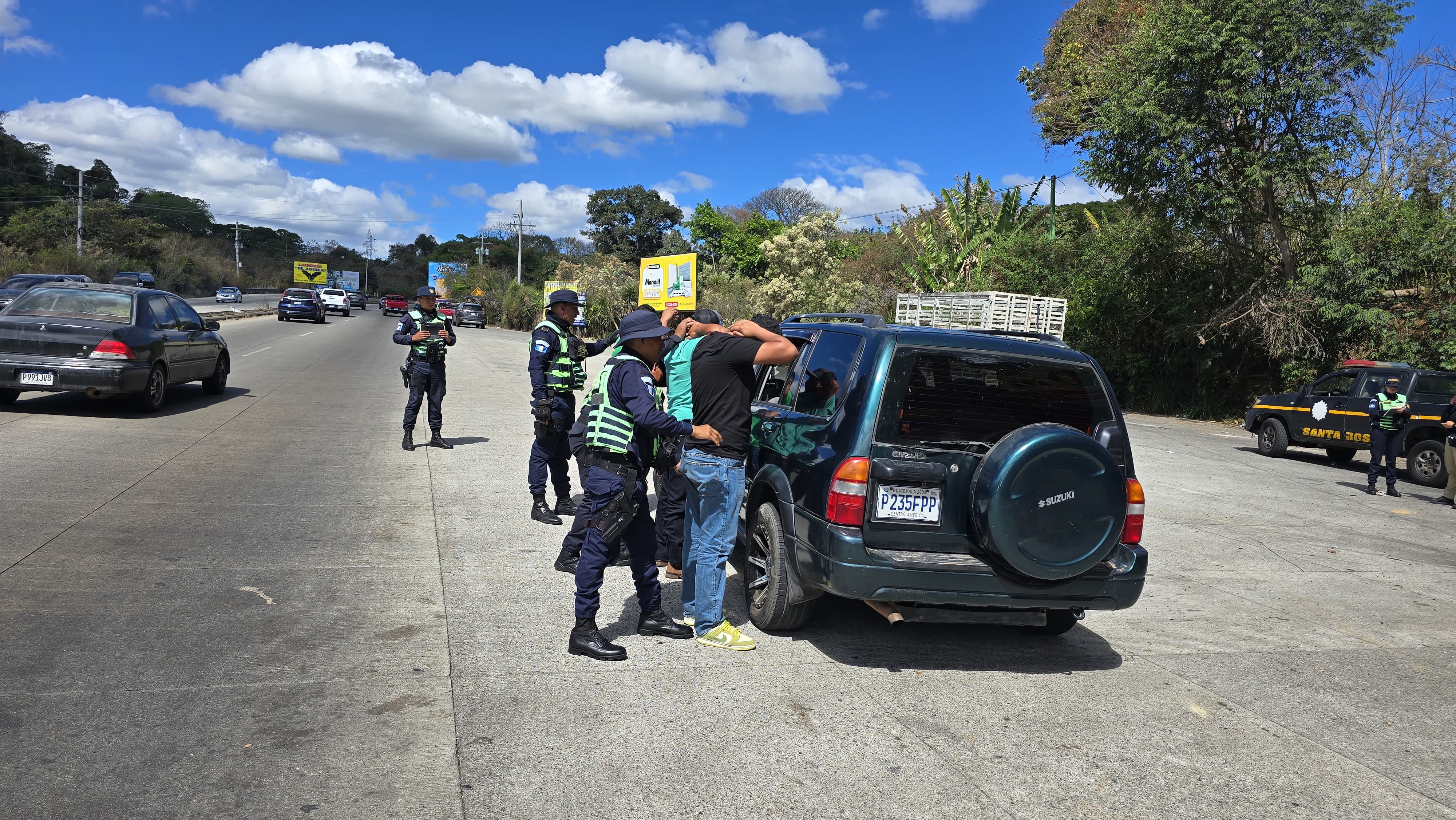 En rutas como Chimaltenango y Cuilapa, Santa Rosa, los agentes inspeccionaron automóviles y motocicletas, verificando documentos y el estado de los vehículos./(PNC de Guatemala)