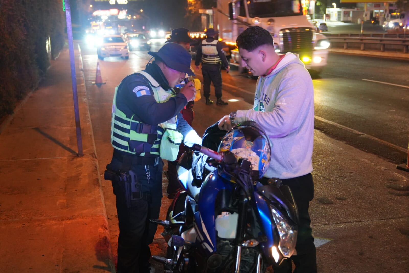 Los motociclistas sancionados incurrieron en faltas como conducir sin licencia, no portar casco y circular con placas ocultas o inexistentes, según reportes oficiales./(PNC de Guatemala)