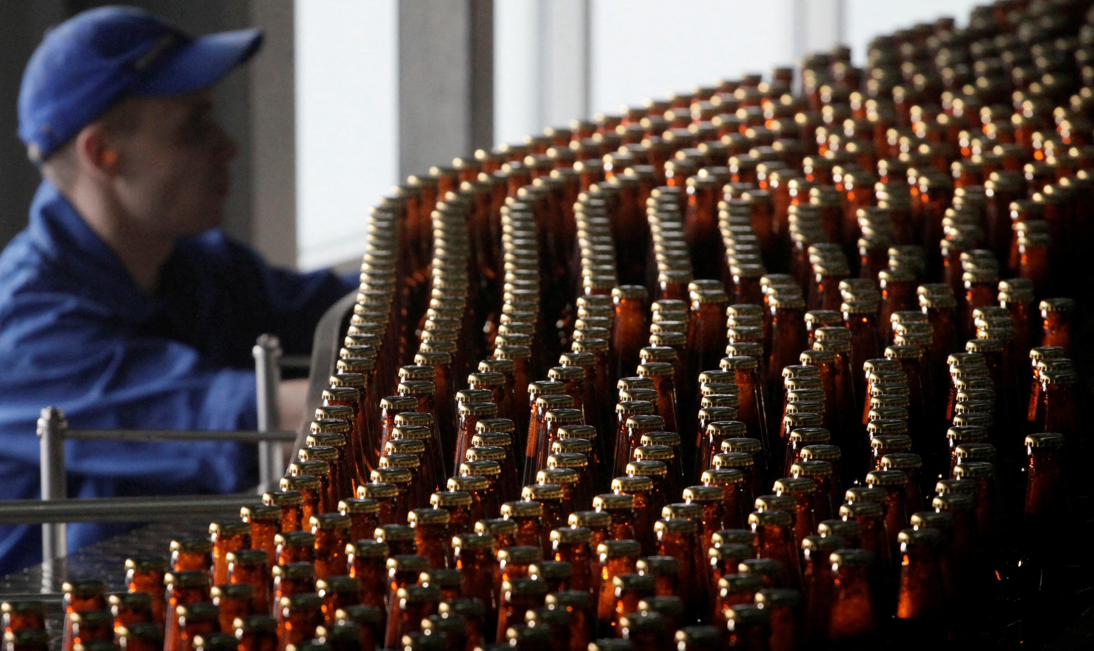 Un empleado trabaja en la planta embotelladora de la cervecería Baltika en Krasnoyarsk, una de las ciudades rusas donde el informe documentó la presencia de trabajadores norcoreanos en condiciones de trabajo forzado. (REUTERS/Ilya Naymushin/archivo)
