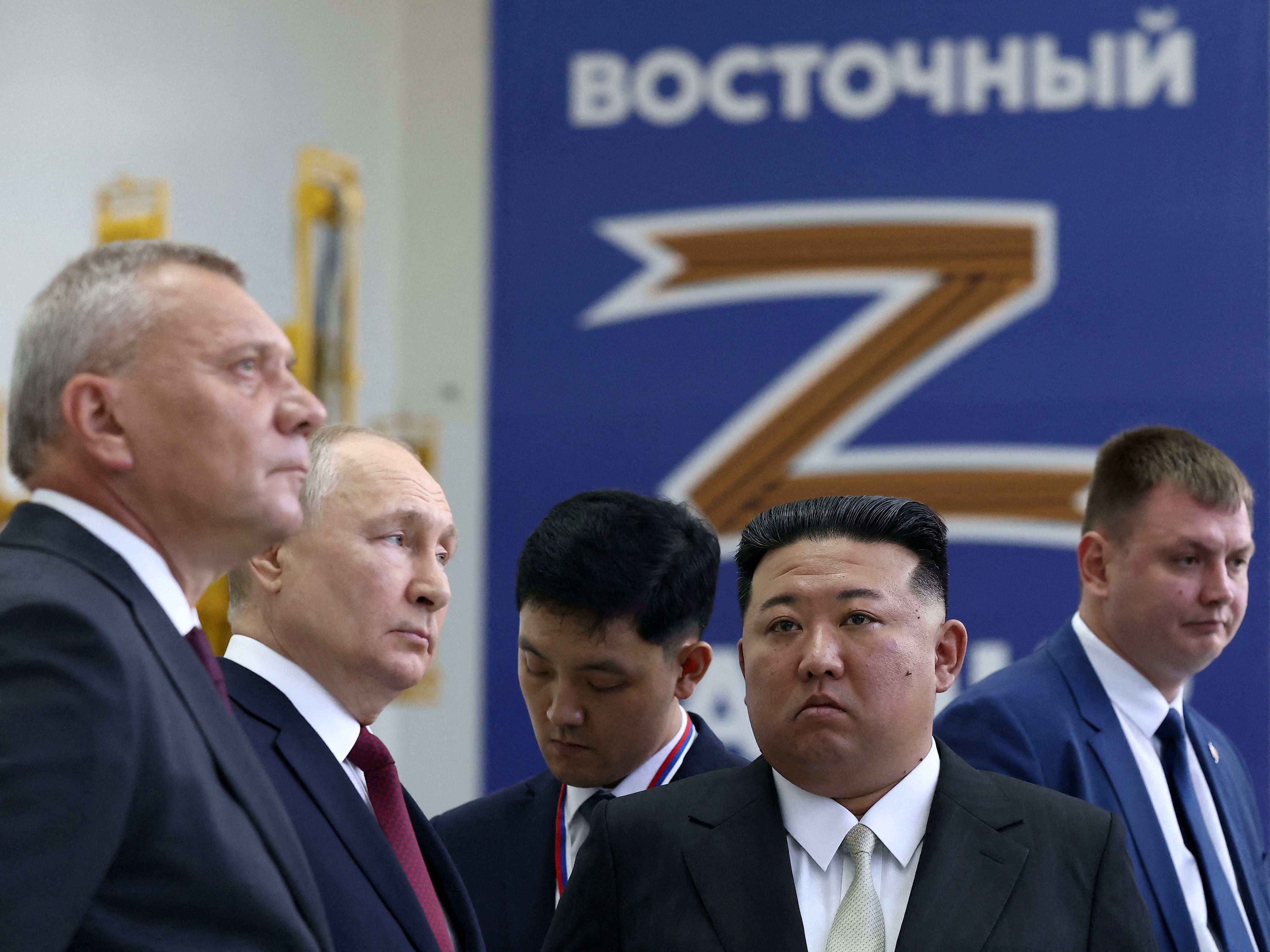 El presidente ruso Vladimir Putin y el líder norcoreano Kim Jong-un visitan el cosmódromo de Vostochny en Rusia. Los vínculos entre ambos países se estrecharon desde la invasión rusa de Ucrania en 2022, con el envío de tropas y armamento norcoreano. (Sputnik/Vladimir Smirnov/REUTERS)