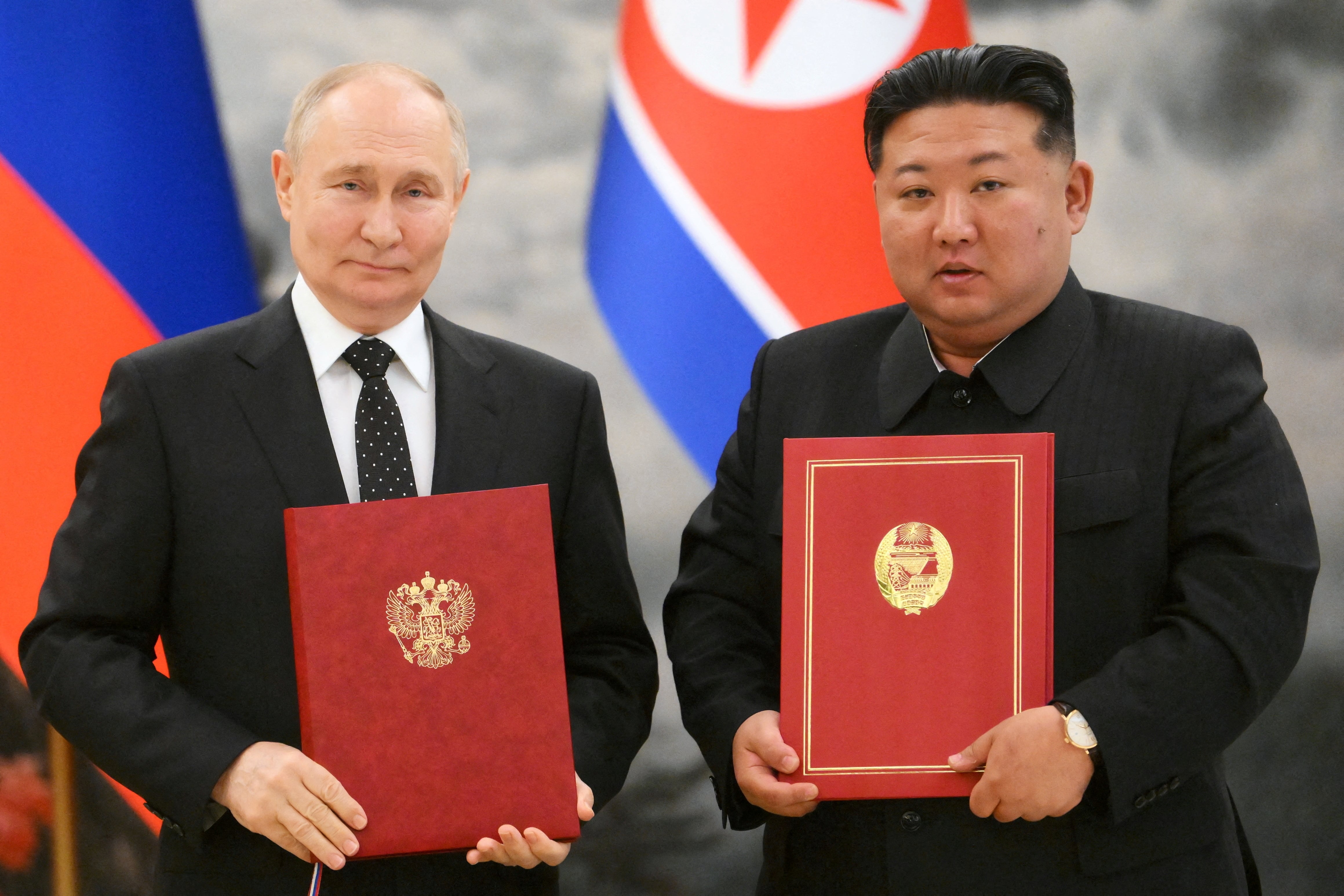 El presidente ruso Vladimir Putin y el líder norcoreano Kim Jong-un durante la firma de un acuerdo militar en Pyongyang. El pacto compromete a ambos países a prestarse asistencia 