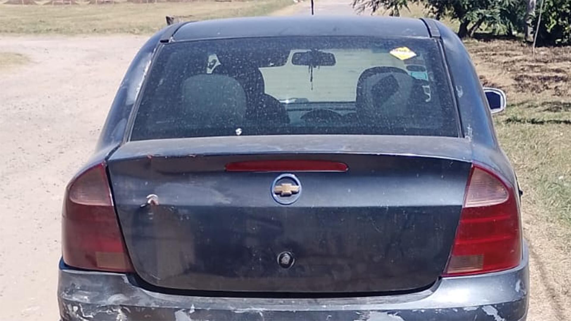 El baúl del Corsa de Pereyra, con una marca compatible con un disparo