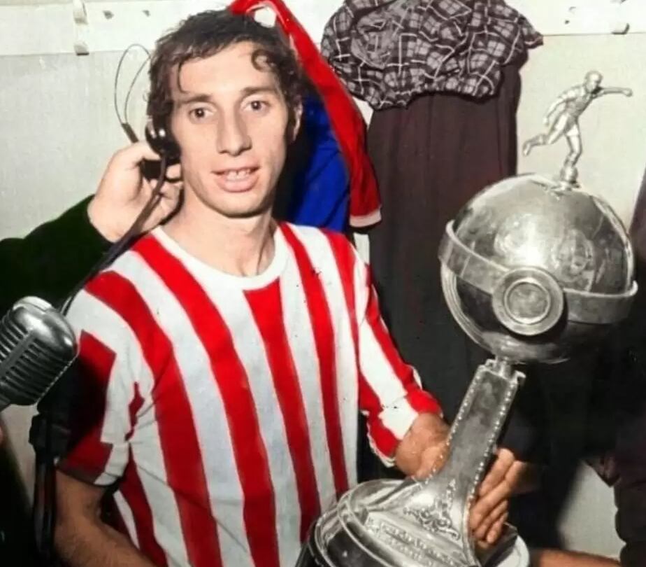 Bilardo, emblema de Estudiantes de La Plata, posa con la Copa Libertadores de América