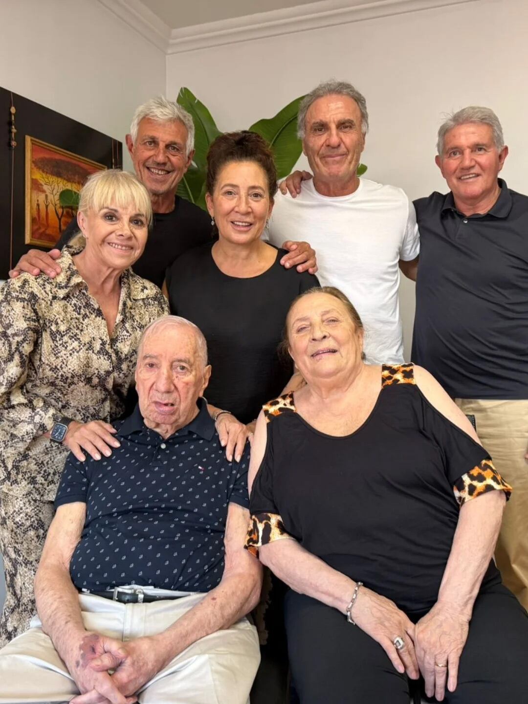 Carlos Salvador Bilardo celebra su cumpleaños junto a amigos y familiares, incluyendo a Oscar Ruggeri, en un emotivo festejo.