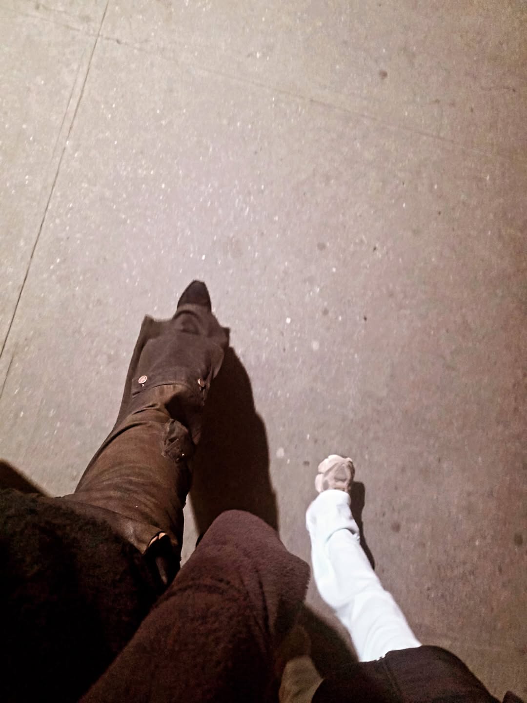 Dos pares de pasos sobre la vereda de Manhattan: la actriz retrató una caminata nocturna junto a su hija