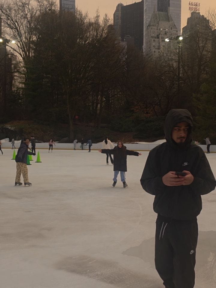 La hija de Emilia Attias disfrutó de una jornada de patinaje sobre hielo en una pista de Central Park