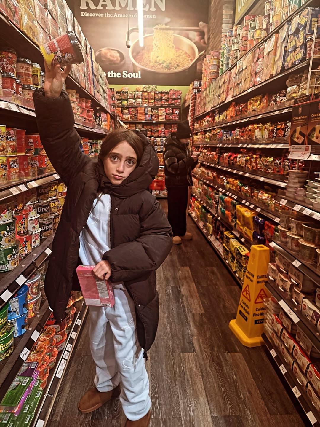 Gina posó divertida levantando un paquete de ramen en un supermercado asiático
