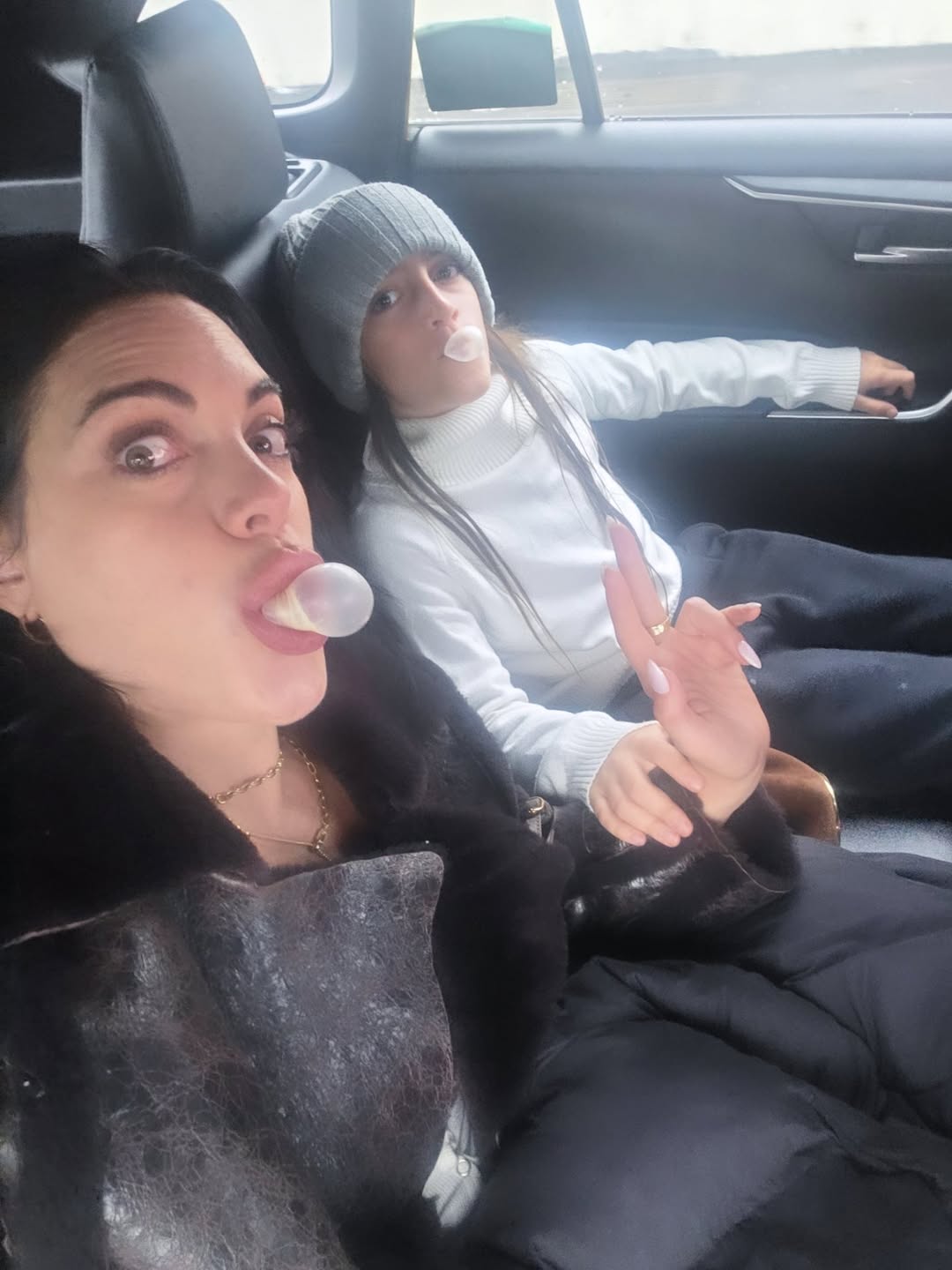 Gina posó divertida levantando un paquete de ramen en un supermercado asiático