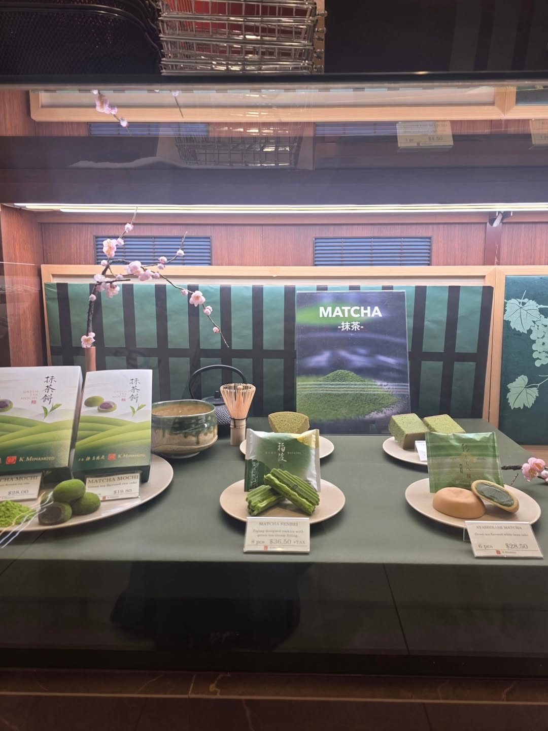 Gina posó sonriente en una pileta de piezas inflables durante su recorrido por la ciudad