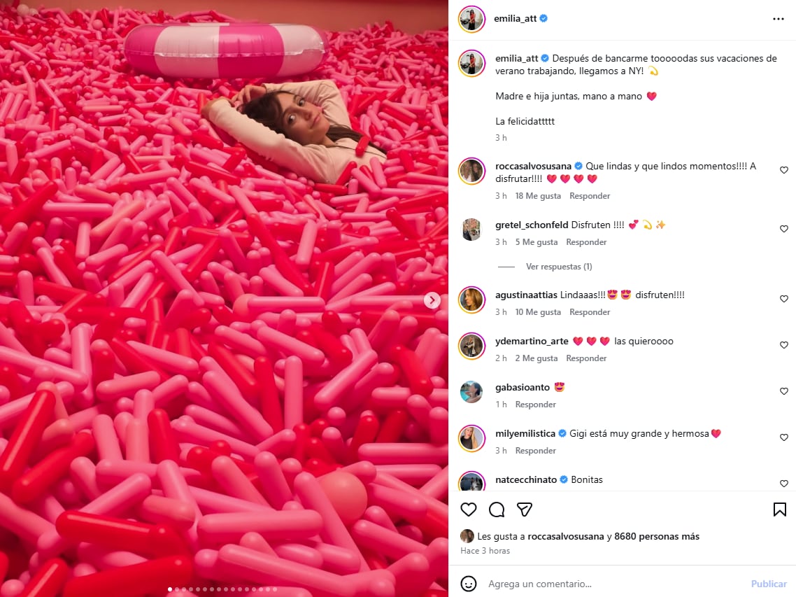 Gina posó sonriente en una pileta de piezas inflables durante su recorrido por la ciudad