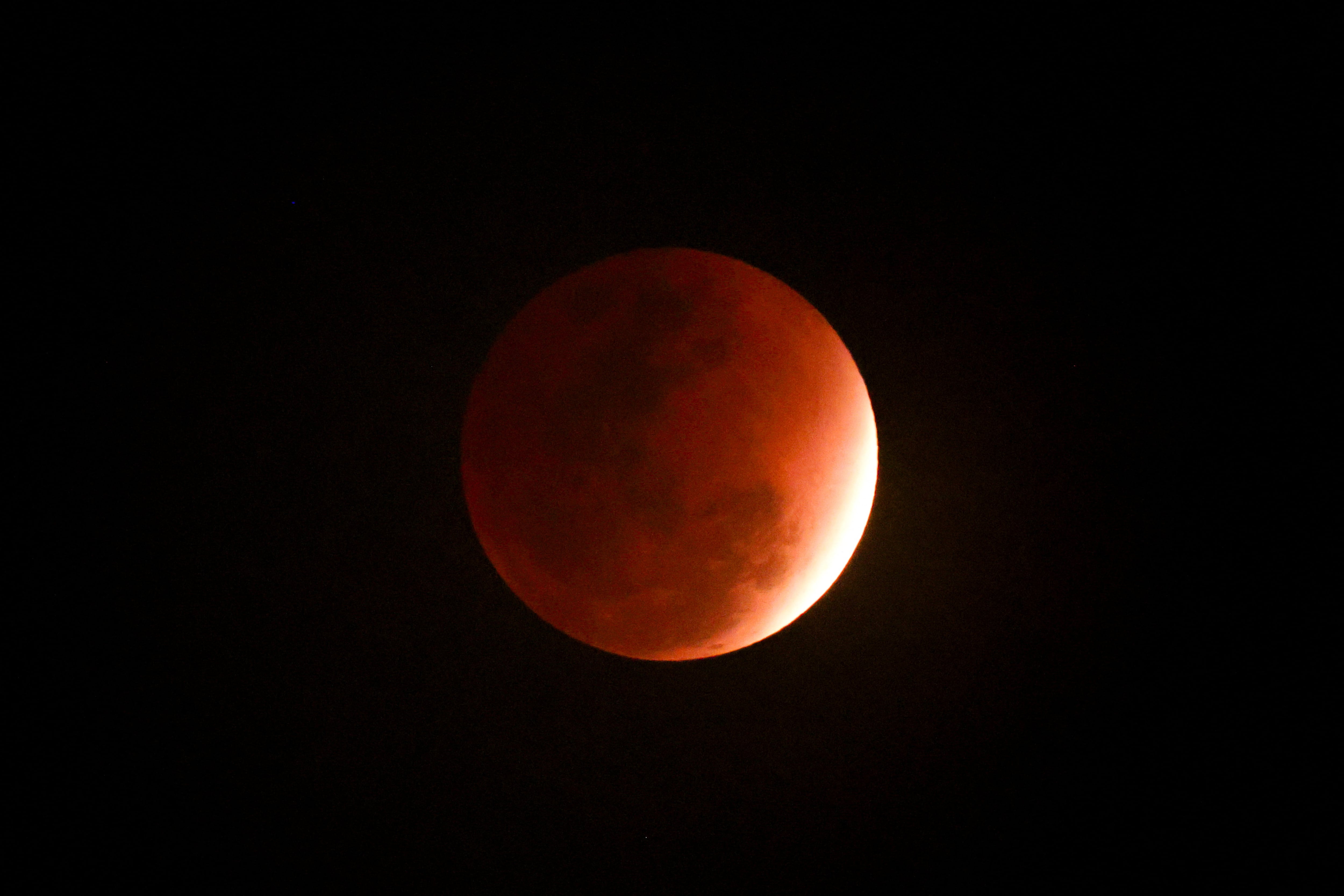 La Luna roja fotografiada en Bangkok, Thailand, ( REUTERS/Chalinee Thirasupa)