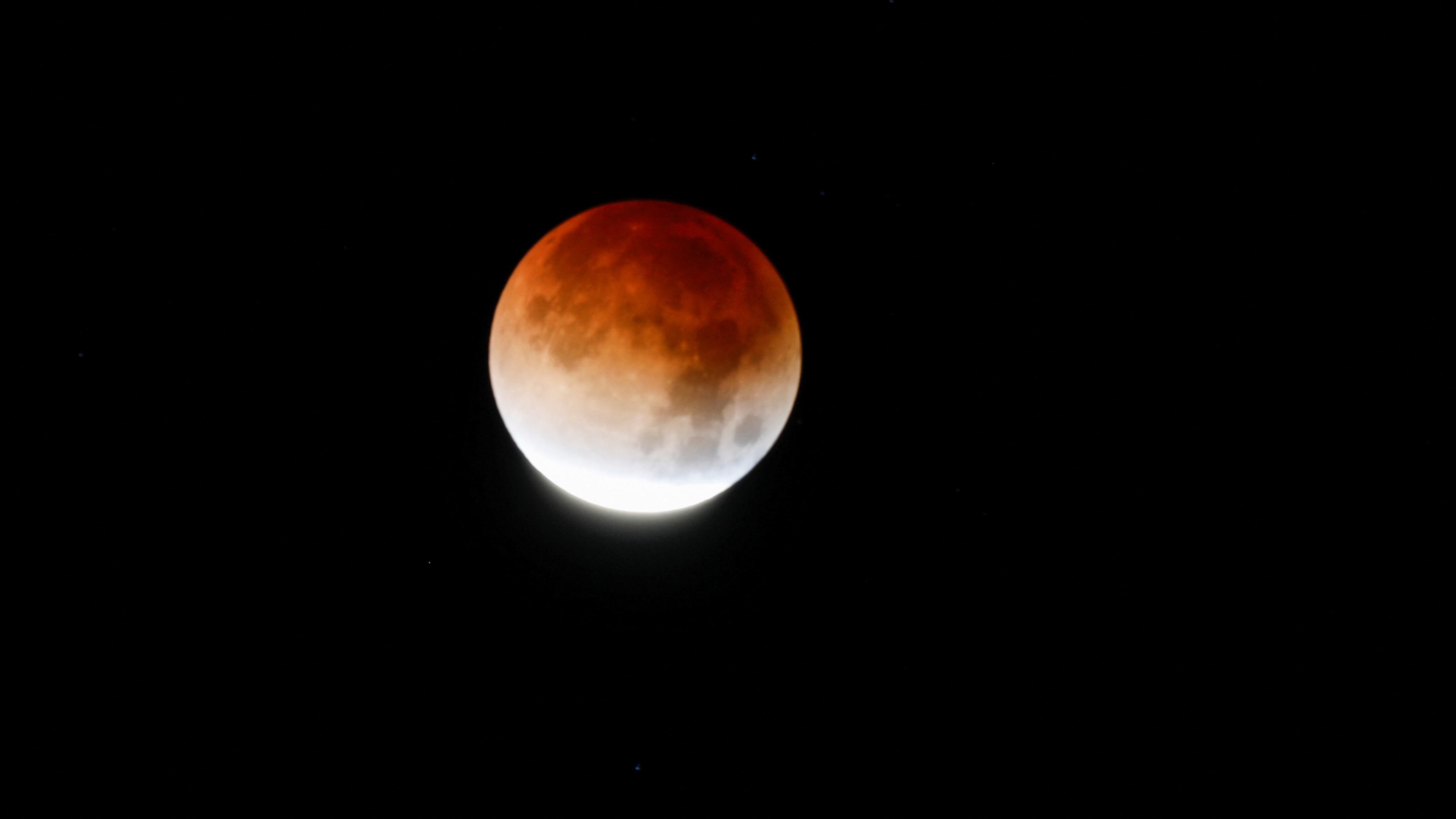 10.	En Argentina y Chile la visibilidad del eclipse dependió de la posición de la Luna cerca del horizonte durante las primeras horas de la mañana (REUTERS/Jose Cabezas)