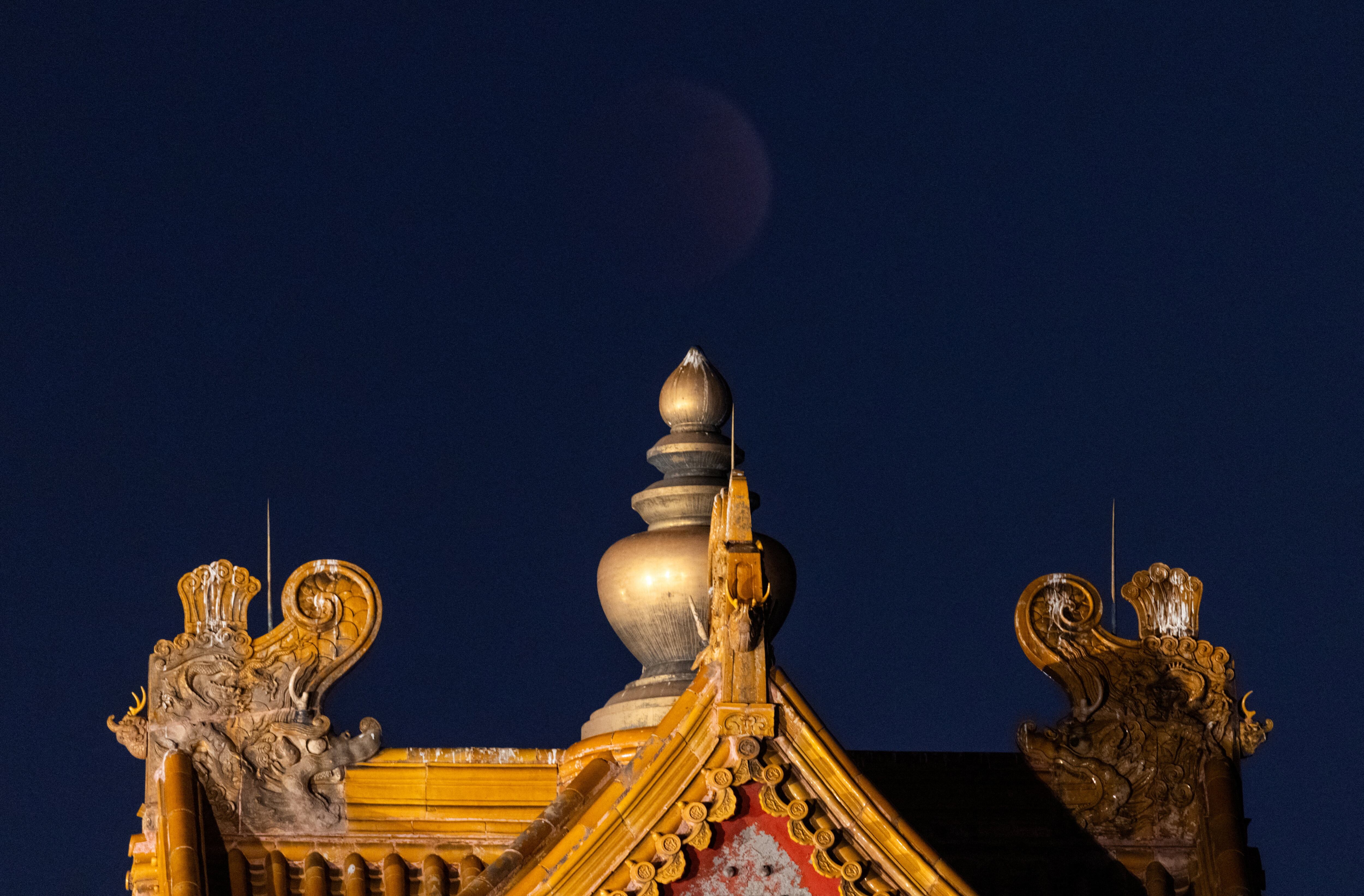 7.	Existen tres tipos de eclipses lunares el total el parcial y el penumbral siendo el total el único que tiñe completamente de rojo al satélite ( REUTERS/Maxim Shemetov)