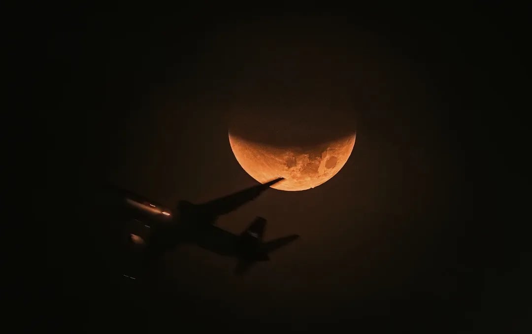 1.	Durante el eclipse lunar total la Luna adquirió un tono rojizo conocido como Luna de sangre visible en América Asia Oceanía y el océano Pacífico ( crédito @holfmandi )