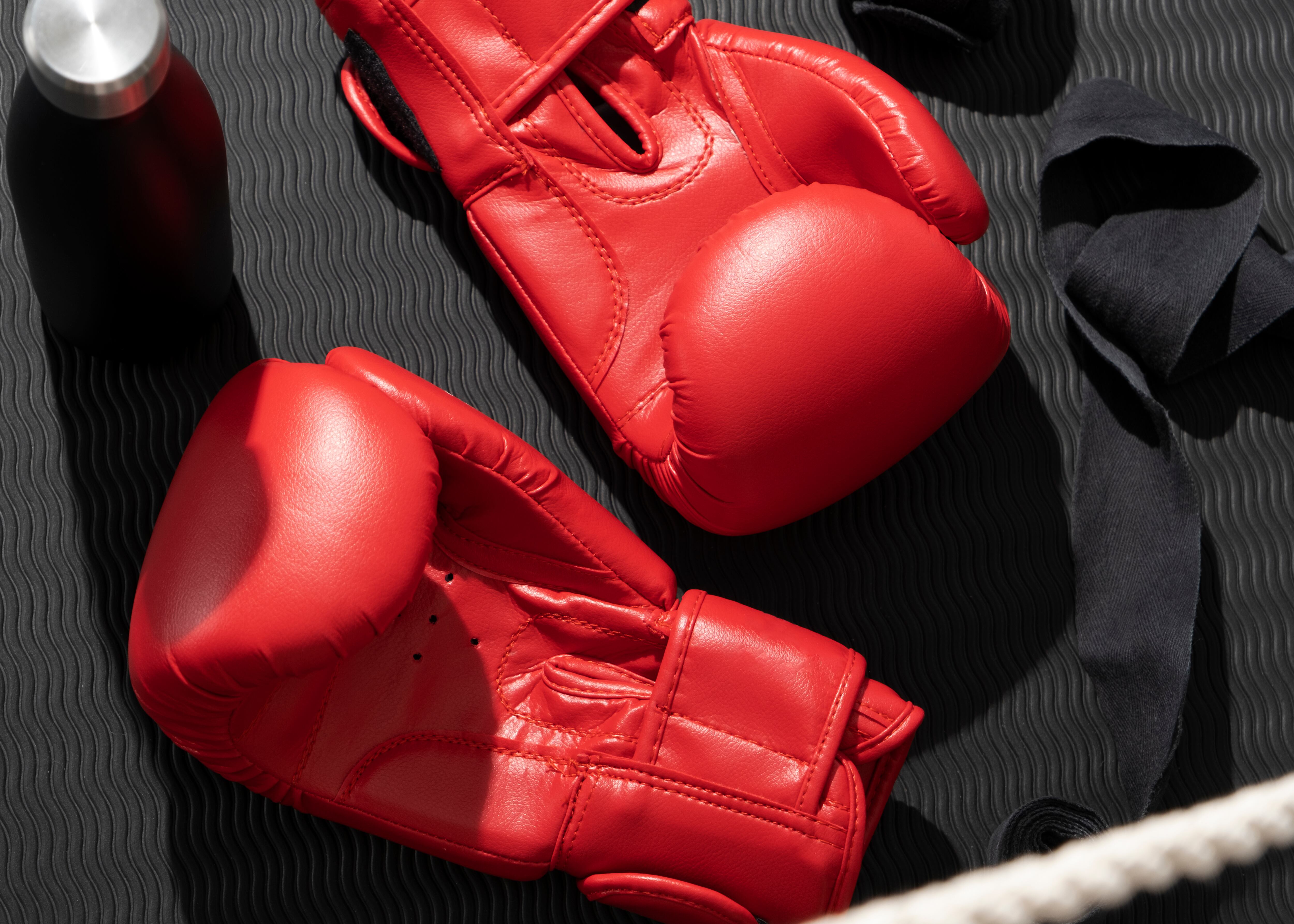 El uso de vendas, guantes y la guía de profesionales es clave para la prevención de lesiones y el progreso seguro en el boxeo en casa (Crédito: Freepik)