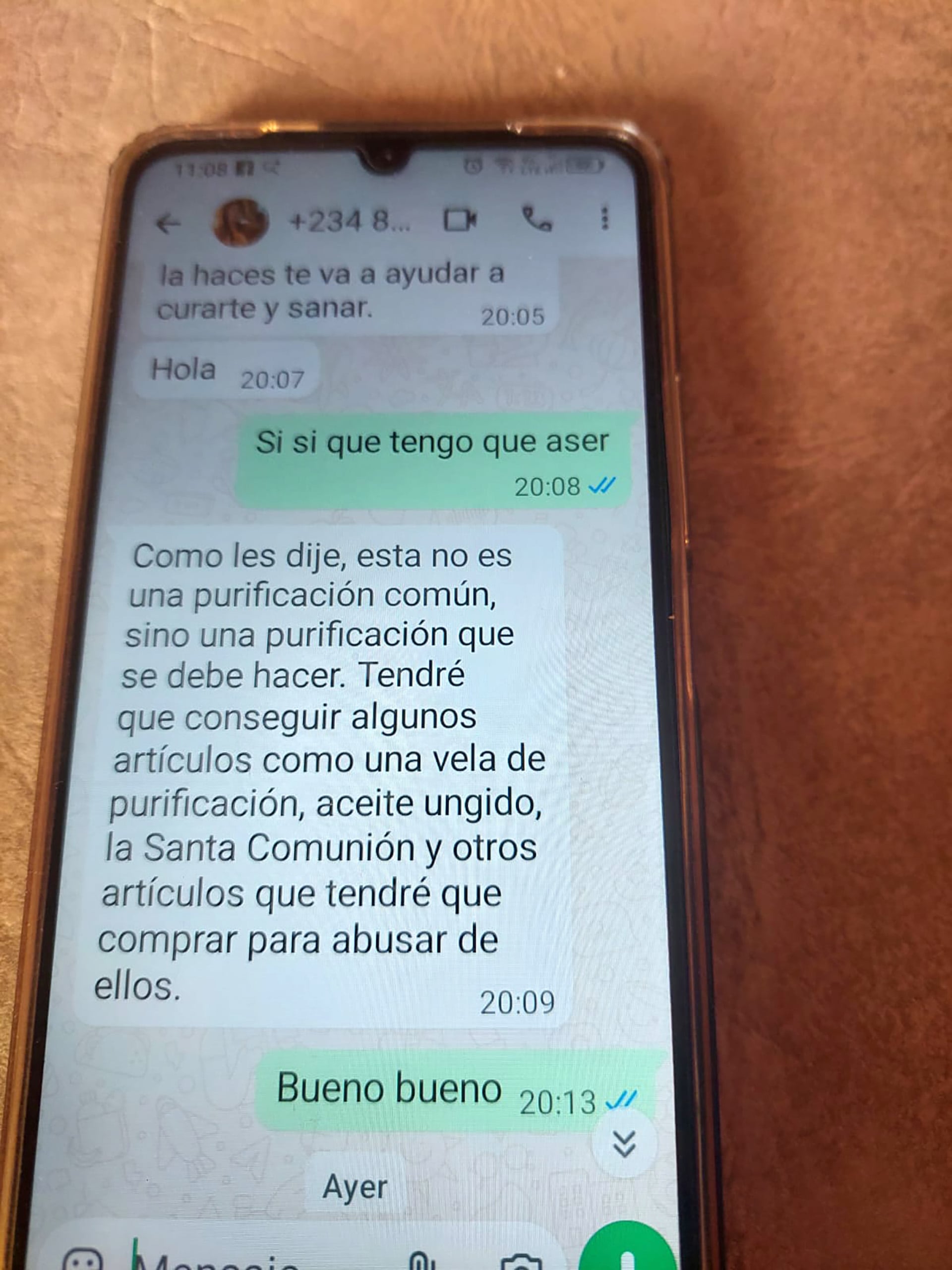 Un chat de WhatsApp expone la estafa donde se solicitan artículos religiosos y dinero