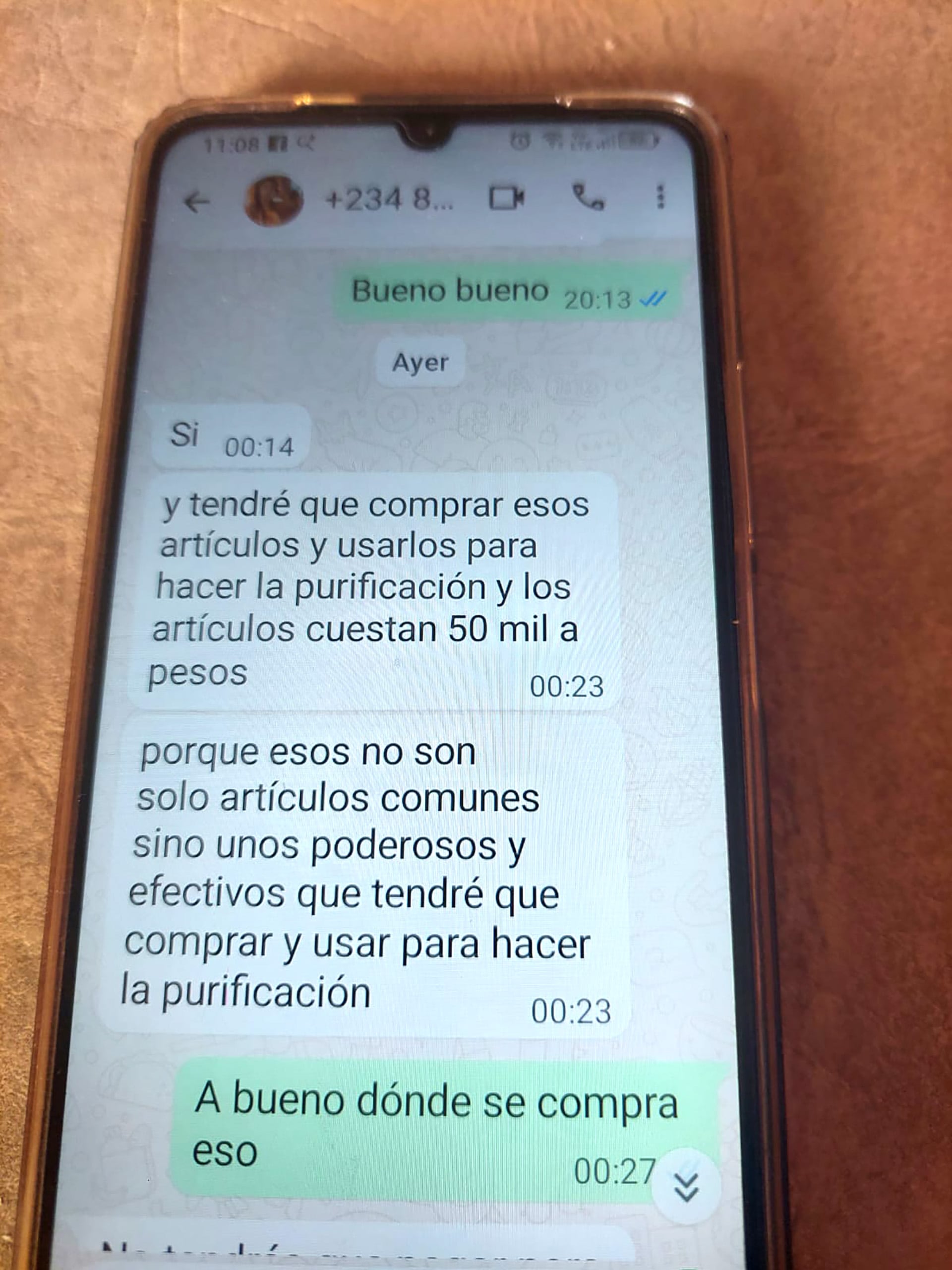 Una captura de pantalla muestra una conversación de WhatsApp ofreciendo 'artículos de purificación' por 50 mil pesos en nombre de Leda