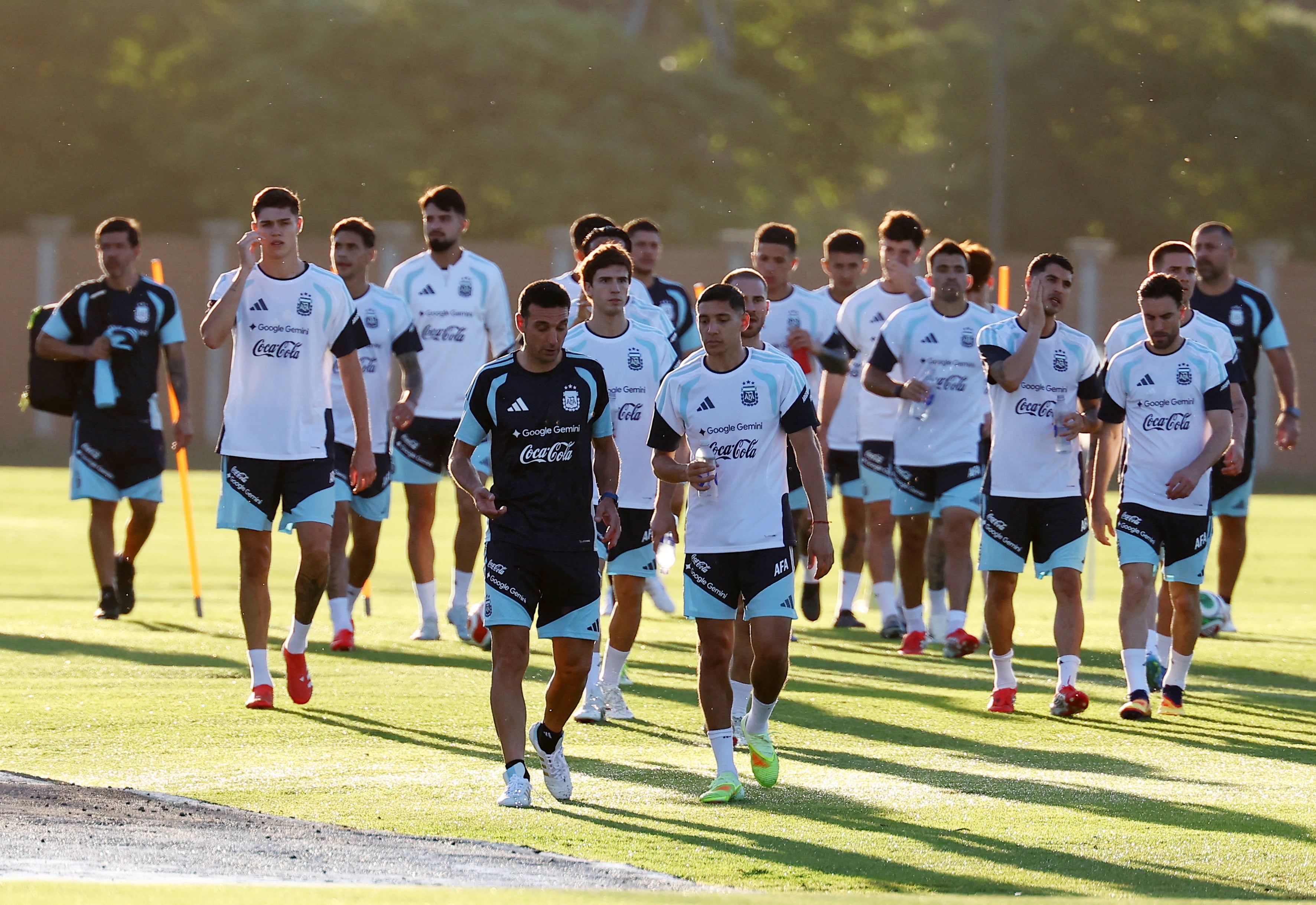 Scaloni junto al plantel en Ezeiza (REUTERS/Agustin Marcarian)