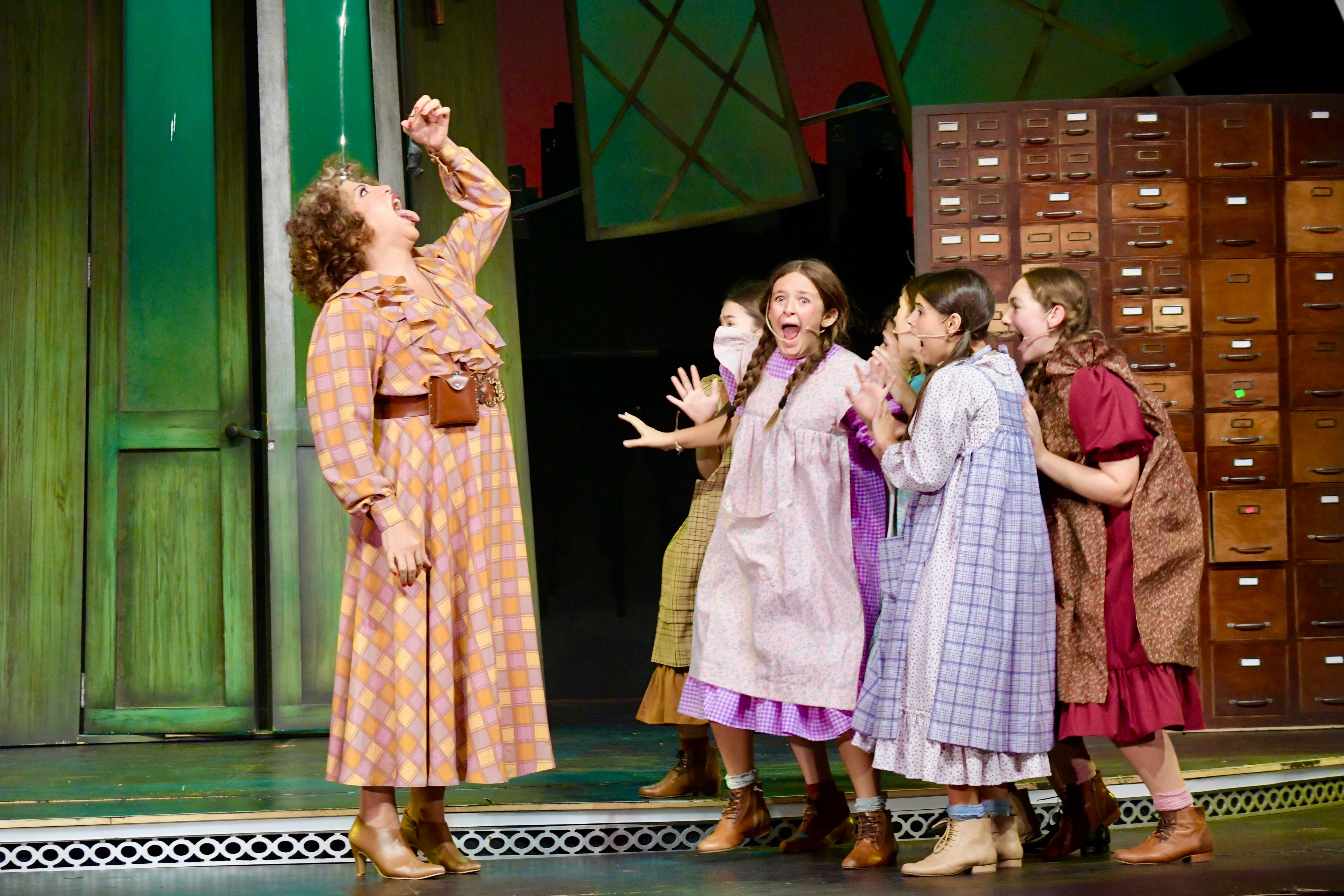 Lizy Tagliani, en su desafiante papel de villana en Annie: 