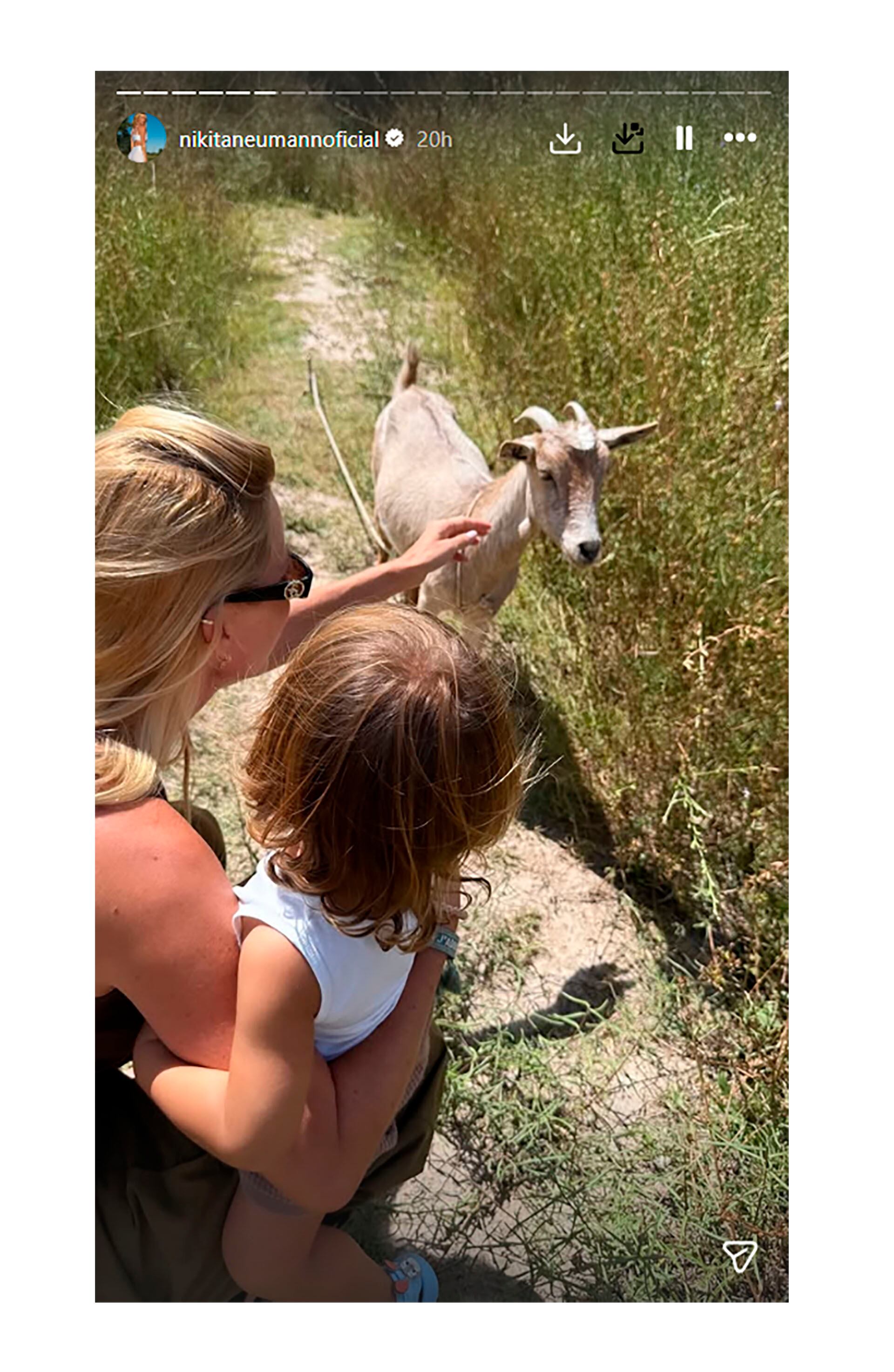 La modelo Nicole Neumann y su hijo Cruz acarician a una cabra durante su estadía en Jujuy, disfrutando de un día al aire libre