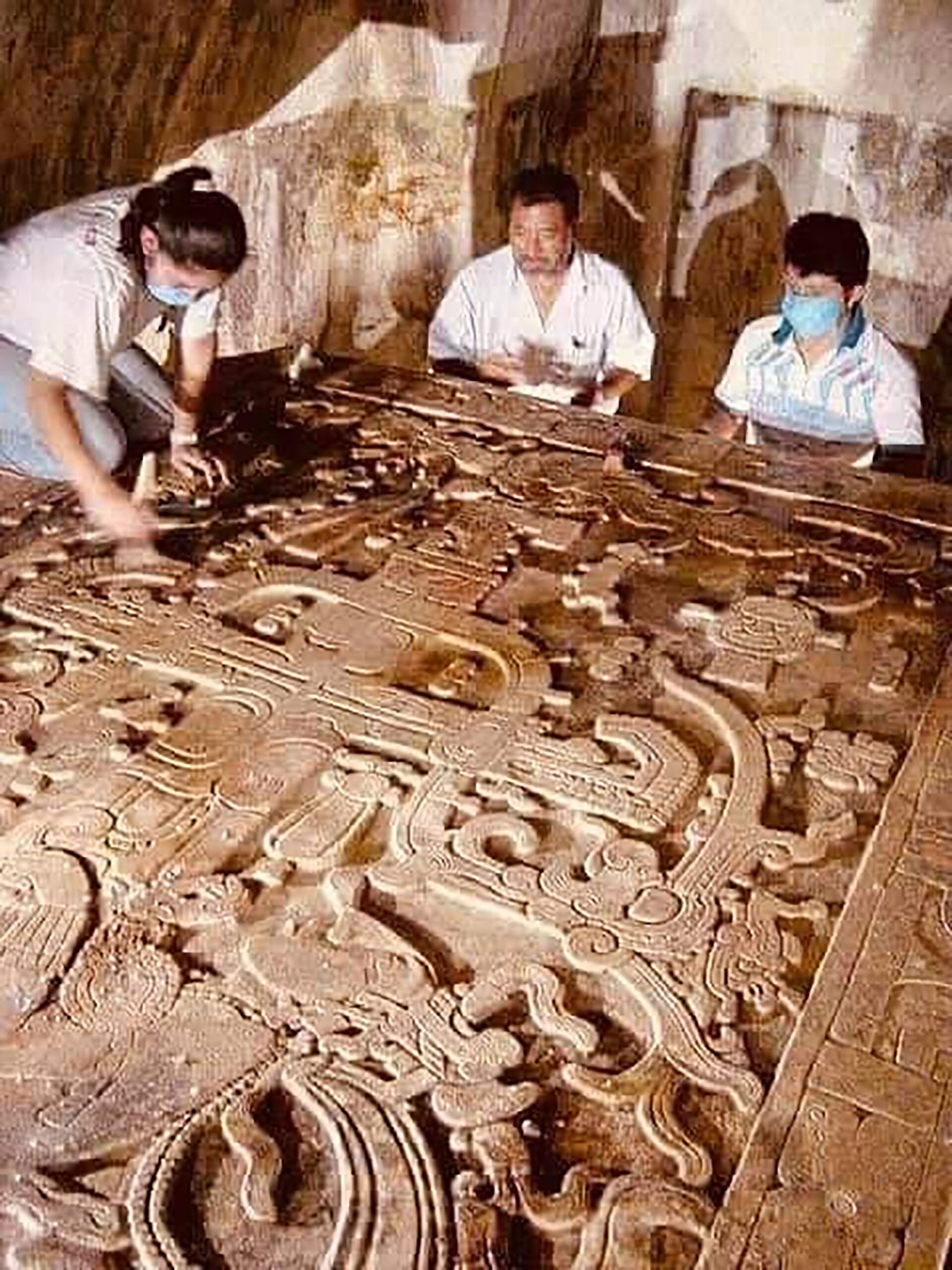 La colaboración entre arqueólogos, comunidades indígenas actuales y custodios locales fue esencial en el rescate y análisis de inscripciones mayas (@arqueomayagt)