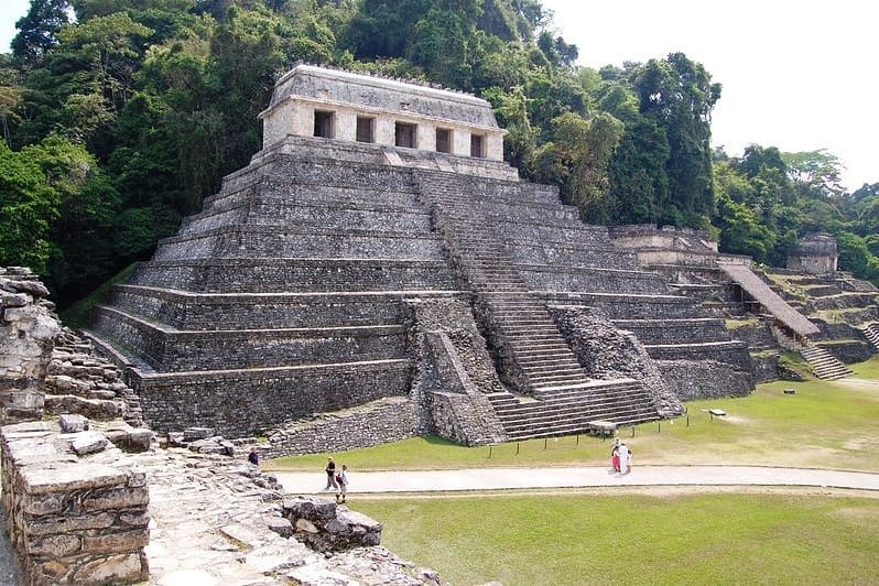 El hallazgo de monumentos con inscripciones en Palenque, Tikal y Copán impulsó el interés internacional en la escritura maya (@arqueomayagt)