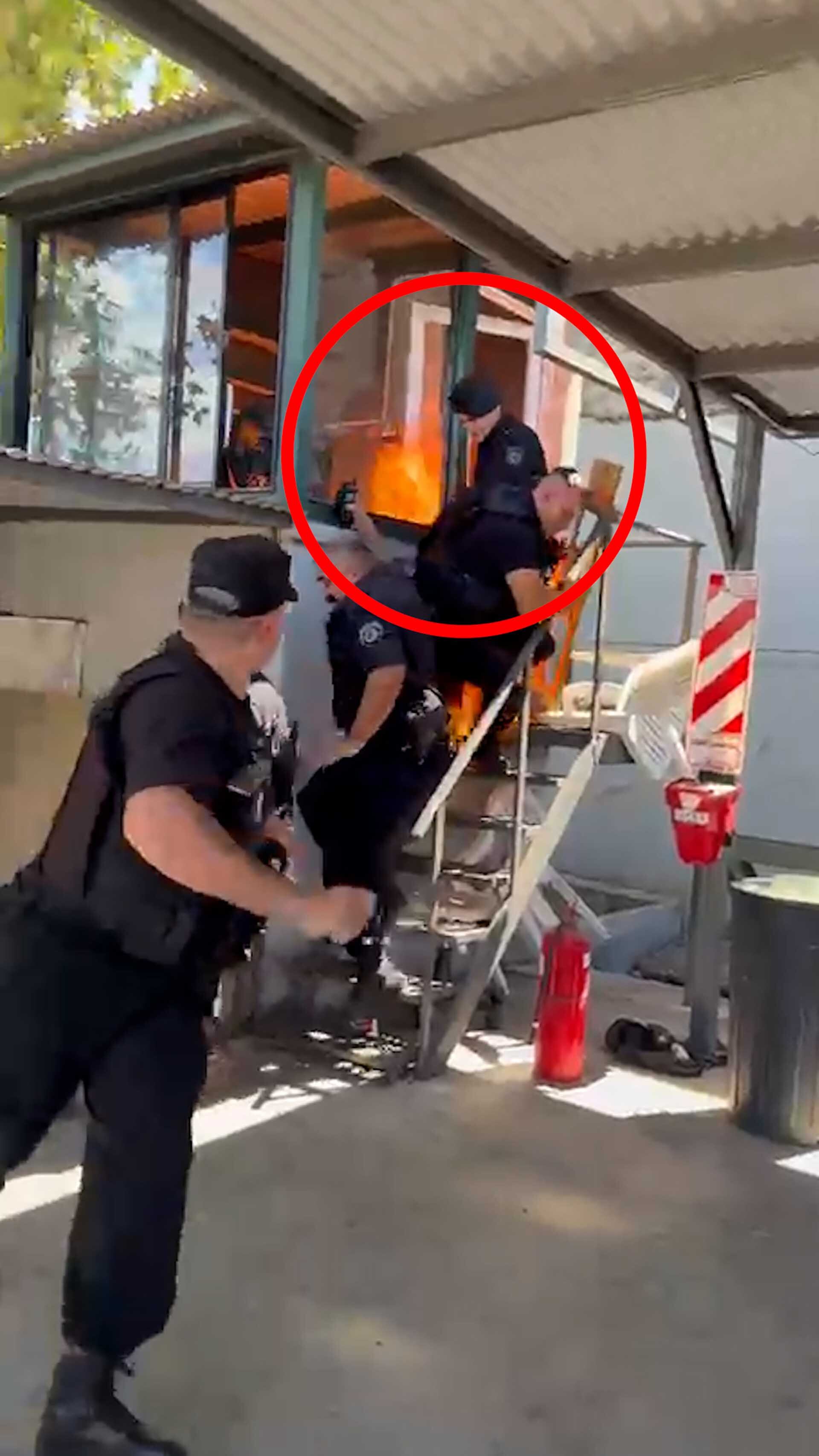 Una vez que había sido neutralizado con dos disparos de una pistola Taser, el trabajador se prendió fuego y las llamas alcanzaron a dos policías.