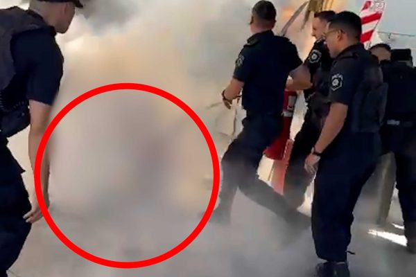 Locura en Rosario: se atrincheró en su empresa en reclamo de una deuda, se prendió fuego e hirió a dos policías